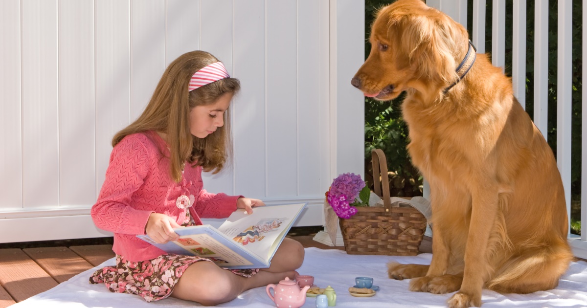 Дети читают собаке. Чтение книги с собакой. Собака для детей. Дети чтение собаки. Собака с книжкой.